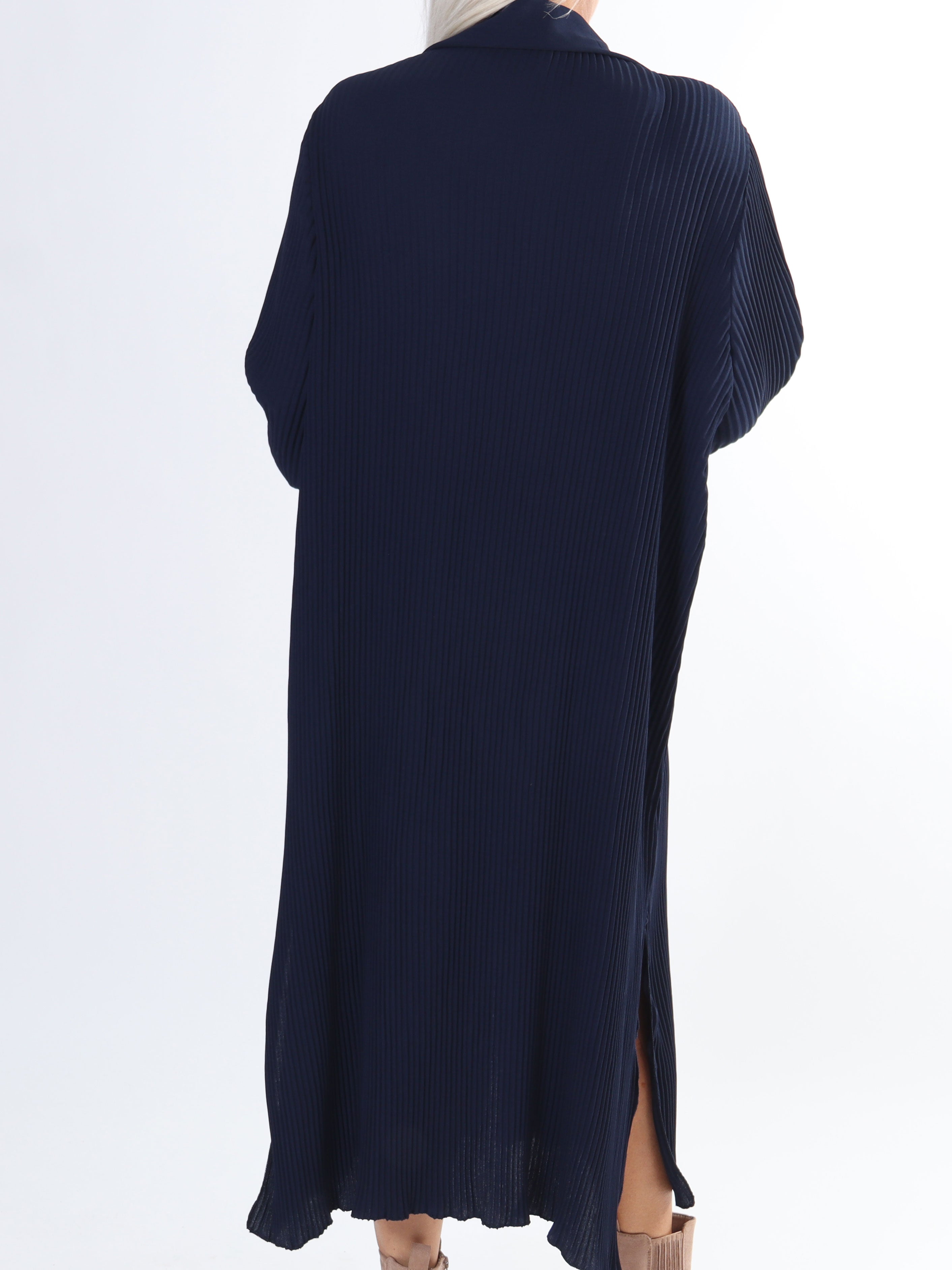 Lenora - Lång plisserad plus size klänning med knappar